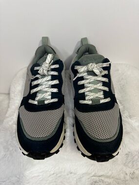 Woman athletic shoes